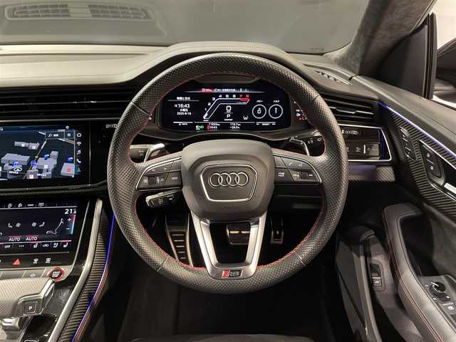 アウディ ＲＳＱ８ 道央・札幌 2021(令3)年 1.2万km ガンＭ ブラックAudi　rings＆カーボン/グロスブラックスタイリングpkg/・ブラックAudi　rings/・ブラックスタイリング/・グロスカーボンRSエクステリアパッケージ/・エクステリアミラーハウジングブラック/ルーフレール（ブラック）/パノラマサンルーフ/純正２３インチAW/アダプティブクルーズコントロール/サラウンドビューカメラ/黒革レザーシート/メモリー付パワーシート（D/N）/シートヒーター（前席・後席）/シートベンチレーション（D/N）/Bang＆Olufsen　SDサウンドシステム/RSエアサスペンション/パワーテールゲート/LEDヘッドライト/オートライト/ステアリングヒーター/・スペアキー×１