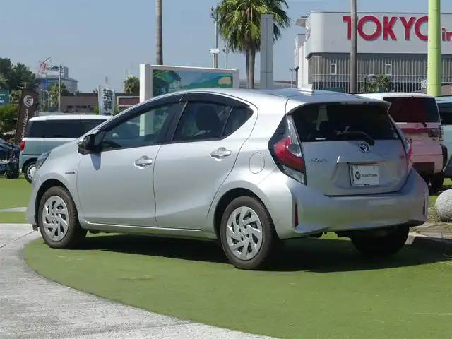 トヨタ アクア S 千葉県 2017(平29)年 6万km シルバーM Toyota Safety Sense/・プリクラッシュセーフティ/・レーンディパーチャーアラート/・オートハイビーム/純正SDナビ/地デジTV/【DVD/CD再生機能　Bluetooth接続】/バックカメラ/ドライブレコーダー（前後撮影）/ETC/HIDヘッドライト/フォグライト/ウインカーミラー/スマートキー