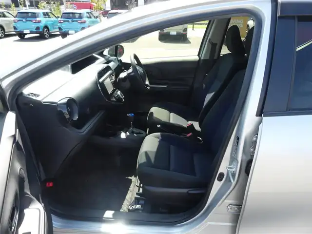 トヨタ アクア S 千葉県 2017(平29)年 6万km シルバーM Toyota Safety Sense/・プリクラッシュセーフティ/・レーンディパーチャーアラート/・オートハイビーム/純正SDナビ/地デジTV/【DVD/CD再生機能　Bluetooth接続】/バックカメラ/ドライブレコーダー（前後撮影）/ETC/HIDヘッドライト/フォグライト/ウインカーミラー/スマートキー