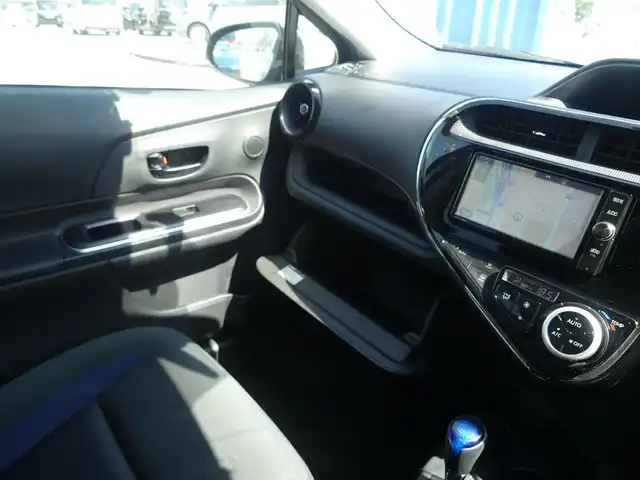 トヨタ アクア S 千葉県 2017(平29)年 6万km シルバーM Toyota Safety Sense/・プリクラッシュセーフティ/・レーンディパーチャーアラート/・オートハイビーム/純正SDナビ/地デジTV/【DVD/CD再生機能　Bluetooth接続】/バックカメラ/ドライブレコーダー（前後撮影）/ETC/HIDヘッドライト/フォグライト/ウインカーミラー/スマートキー