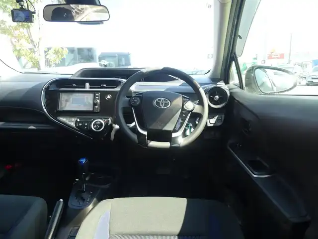 トヨタ アクア S 千葉県 2017(平29)年 6万km シルバーM Toyota Safety Sense/・プリクラッシュセーフティ/・レーンディパーチャーアラート/・オートハイビーム/純正SDナビ/地デジTV/【DVD/CD再生機能　Bluetooth接続】/バックカメラ/ドライブレコーダー（前後撮影）/ETC/HIDヘッドライト/フォグライト/ウインカーミラー/スマートキー