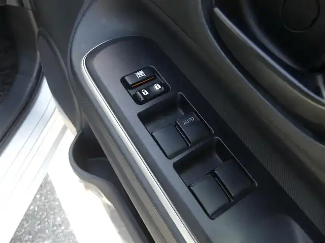 トヨタ アクア S 千葉県 2017(平29)年 6万km シルバーM Toyota Safety Sense/・プリクラッシュセーフティ/・レーンディパーチャーアラート/・オートハイビーム/純正SDナビ/地デジTV/【DVD/CD再生機能　Bluetooth接続】/バックカメラ/ドライブレコーダー（前後撮影）/ETC/HIDヘッドライト/フォグライト/ウインカーミラー/スマートキー