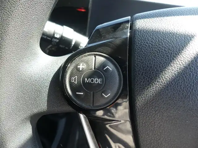 トヨタ アクア S 千葉県 2017(平29)年 6万km シルバーM Toyota Safety Sense/・プリクラッシュセーフティ/・レーンディパーチャーアラート/・オートハイビーム/純正SDナビ/地デジTV/【DVD/CD再生機能　Bluetooth接続】/バックカメラ/ドライブレコーダー（前後撮影）/ETC/HIDヘッドライト/フォグライト/ウインカーミラー/スマートキー