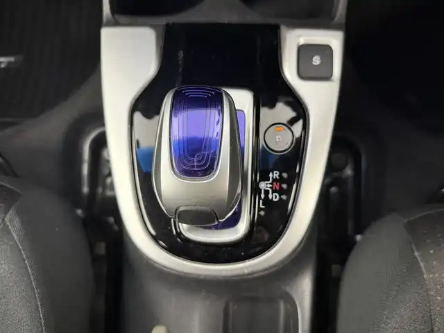 ホンダ フィット ハイブリット Fパッケージ 愛知県 2015(平27)年 9.1万km ティンテッドシルバーM 純正ナビ/（CD/DVD/Bluetooth/ワンセグ）/ETC/バックカメラ/横滑り防止/ステアスイッチ/ECOモード付き/ドアバイザー/電格ミラー/スマートキー/プッシュスタート/ハロゲンヘッドライト/マニュアルレベライザー