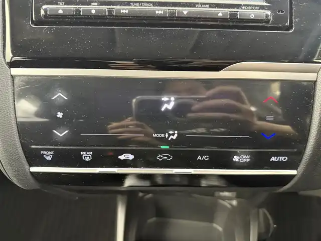 ホンダ フィット ハイブリット Fパッケージ 愛知県 2015(平27)年 9.1万km ティンテッドシルバーM 純正ナビ/（CD/DVD/Bluetooth/ワンセグ）/ETC/バックカメラ/横滑り防止/ステアスイッチ/ECOモード付き/ドアバイザー/電格ミラー/スマートキー/プッシュスタート/ハロゲンヘッドライト/マニュアルレベライザー