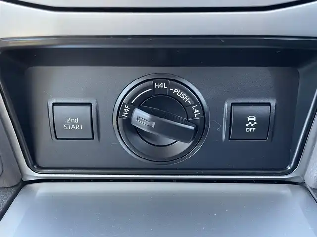 トヨタ ランドクルーザー プラド TX Lパッケージ マットブラED 宮崎県 2023(令5)年 4万km ホワイトパールクリスタルシャイン サンルーフ/純正ディスプレイオーディオ/・Bluetooth・USB・AM・FM・ナビ/HDMI/衝突軽減ブレーキ/レーダークルーズコントロール/パノラミックビューモニター/ブラインドスポットモニター/オートハイビームアシスト/前後コーナーセンサー/ミラー一体型ドライブレコーダー/純正レーダー【TZ-R203L/ビルトインETC/D/N席パワーシート/電動格納サードシート/D/N席シートヒーター・ベンチレーション/ベージュレザーシート/ルーフレール/純正フロアマット/純正18インチアルミホイール