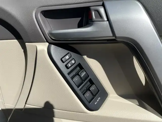 トヨタ ランドクルーザー プラド TX Lパッケージ マットブラED 宮崎県 2023(令5)年 4万km ホワイトパールクリスタルシャイン サンルーフ/純正ディスプレイオーディオ/・Bluetooth・USB・AM・FM・ナビ/HDMI/衝突軽減ブレーキ/レーダークルーズコントロール/パノラミックビューモニター/ブラインドスポットモニター/オートハイビームアシスト/前後コーナーセンサー/ミラー一体型ドライブレコーダー/純正レーダー【TZ-R203L/ビルトインETC/D/N席パワーシート/電動格納サードシート/D/N席シートヒーター・ベンチレーション/ベージュレザーシート/ルーフレール/純正フロアマット/純正18インチアルミホイール
