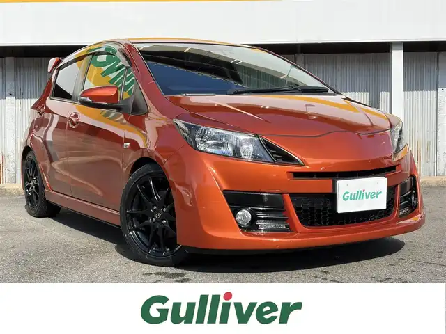 トヨタ ヴィッツ RS G’s スマートパッケージ 三重県 2017(平29)年 4.6万km オレンジM 登録時走行距離４５２２８km/ローダウン/トヨタセーフティセンスC/　・プリクラッシュセーフティ/　・レーンディパーチャーアラート/　・オートマチックハイビーム/　・先行車発進告知機能/ストラーダナビ/　・フルセグTV/　・Bluetooth/　・DVD/CD再生/　・録音機能/スマートキー/リアスポイラー/アイライン/LEDイルミネーションビーム/Gs17インチアルミホイール/ハーフレザーシート(フロントシートGsエンブレム付き)/革巻き(ステアリング・シフトノブ)/ステアリングスイッチ/パドルシフト/LEDヘッドライト/フォグライト/リアフォグライト /オートライト/オートリトラクタブルミラー/ウィンカーミラー/ドライブレコーダー/Gsフロアマット/ETC/プライバシーガラス/ドアバイザー/横滑り防止機能