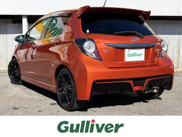 トヨタ ヴィッツ RS G’s スマートパッケージ 三重県 2017(平29)年 4.6万km オレンジM 登録時走行距離４５２２８km/ローダウン/トヨタセーフティセンスC/　・プリクラッシュセーフティ/　・レーンディパーチャーアラート/　・オートマチックハイビーム/　・先行車発進告知機能/ストラーダナビ/　・フルセグTV/　・Bluetooth/　・DVD/CD再生/　・録音機能/スマートキー/リアスポイラー/アイライン/LEDイルミネーションビーム/Gs17インチアルミホイール/ハーフレザーシート(フロントシートGsエンブレム付き)/革巻き(ステアリング・シフトノブ)/ステアリングスイッチ/パドルシフト/LEDヘッドライト/フォグライト/リアフォグライト /オートライト/オートリトラクタブルミラー/ウィンカーミラー/ドライブレコーダー/Gsフロアマット/ETC/プライバシーガラス/ドアバイザー/横滑り防止機能