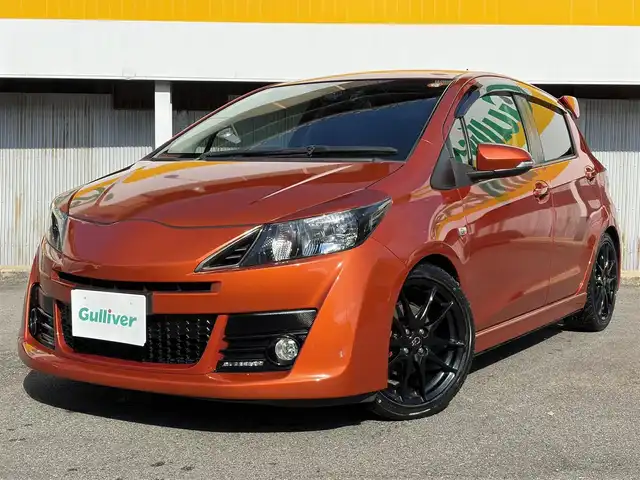 トヨタ ヴィッツ RS G’s スマートパッケージ 三重県 2017(平29)年 4.6万km オレンジM 登録時走行距離４５２２８km/ローダウン/トヨタセーフティセンスC/　・プリクラッシュセーフティ/　・レーンディパーチャーアラート/　・オートマチックハイビーム/　・先行車発進告知機能/ストラーダナビ/　・フルセグTV/　・Bluetooth/　・DVD/CD再生/　・録音機能/スマートキー/リアスポイラー/アイライン/LEDイルミネーションビーム/Gs17インチアルミホイール/ハーフレザーシート(フロントシートGsエンブレム付き)/革巻き(ステアリング・シフトノブ)/ステアリングスイッチ/パドルシフト/LEDヘッドライト/フォグライト/リアフォグライト /オートライト/オートリトラクタブルミラー/ウィンカーミラー/ドライブレコーダー/Gsフロアマット/ETC/プライバシーガラス/ドアバイザー/横滑り防止機能