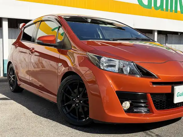 トヨタ ヴィッツ RS G’s スマートパッケージ 三重県 2017(平29)年 4.6万km オレンジM 登録時走行距離４５２２８km/ローダウン/トヨタセーフティセンスC/　・プリクラッシュセーフティ/　・レーンディパーチャーアラート/　・オートマチックハイビーム/　・先行車発進告知機能/ストラーダナビ/　・フルセグTV/　・Bluetooth/　・DVD/CD再生/　・録音機能/スマートキー/リアスポイラー/アイライン/LEDイルミネーションビーム/Gs17インチアルミホイール/ハーフレザーシート(フロントシートGsエンブレム付き)/革巻き(ステアリング・シフトノブ)/ステアリングスイッチ/パドルシフト/LEDヘッドライト/フォグライト/リアフォグライト /オートライト/オートリトラクタブルミラー/ウィンカーミラー/ドライブレコーダー/Gsフロアマット/ETC/プライバシーガラス/ドアバイザー/横滑り防止機能