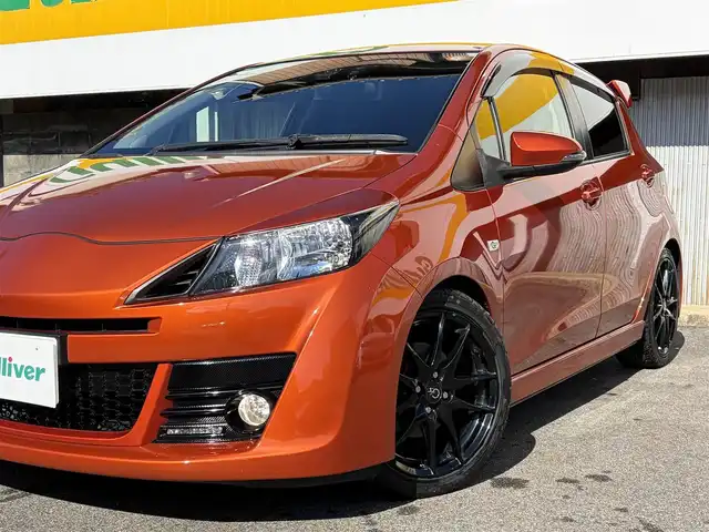 トヨタ ヴィッツ RS G’s スマートパッケージ 三重県 2017(平29)年 4.6万km オレンジM 登録時走行距離４５２２８km/ローダウン/トヨタセーフティセンスC/　・プリクラッシュセーフティ/　・レーンディパーチャーアラート/　・オートマチックハイビーム/　・先行車発進告知機能/ストラーダナビ/　・フルセグTV/　・Bluetooth/　・DVD/CD再生/　・録音機能/スマートキー/リアスポイラー/アイライン/LEDイルミネーションビーム/Gs17インチアルミホイール/ハーフレザーシート(フロントシートGsエンブレム付き)/革巻き(ステアリング・シフトノブ)/ステアリングスイッチ/パドルシフト/LEDヘッドライト/フォグライト/リアフォグライト /オートライト/オートリトラクタブルミラー/ウィンカーミラー/ドライブレコーダー/Gsフロアマット/ETC/プライバシーガラス/ドアバイザー/横滑り防止機能