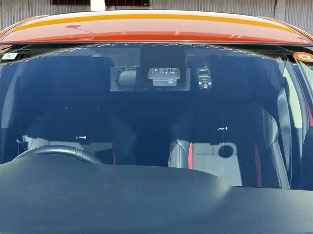 トヨタ ヴィッツ RS G’s スマートパッケージ 三重県 2017(平29)年 4.6万km オレンジM 登録時走行距離４５２２８km/ローダウン/トヨタセーフティセンスC/　・プリクラッシュセーフティ/　・レーンディパーチャーアラート/　・オートマチックハイビーム/　・先行車発進告知機能/ストラーダナビ/　・フルセグTV/　・Bluetooth/　・DVD/CD再生/　・録音機能/スマートキー/リアスポイラー/アイライン/LEDイルミネーションビーム/Gs17インチアルミホイール/ハーフレザーシート(フロントシートGsエンブレム付き)/革巻き(ステアリング・シフトノブ)/ステアリングスイッチ/パドルシフト/LEDヘッドライト/フォグライト/リアフォグライト /オートライト/オートリトラクタブルミラー/ウィンカーミラー/ドライブレコーダー/Gsフロアマット/ETC/プライバシーガラス/ドアバイザー/横滑り防止機能