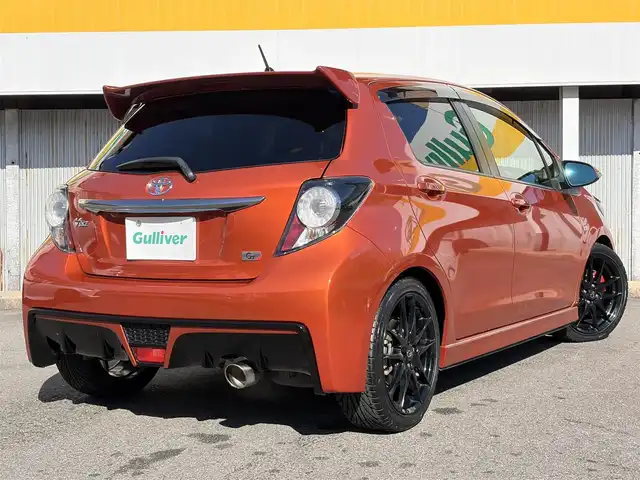 トヨタ ヴィッツ RS G’s スマートパッケージ 三重県 2017(平29)年 4.6万km オレンジM 登録時走行距離４５２２８km/ローダウン/トヨタセーフティセンスC/　・プリクラッシュセーフティ/　・レーンディパーチャーアラート/　・オートマチックハイビーム/　・先行車発進告知機能/ストラーダナビ/　・フルセグTV/　・Bluetooth/　・DVD/CD再生/　・録音機能/スマートキー/リアスポイラー/アイライン/LEDイルミネーションビーム/Gs17インチアルミホイール/ハーフレザーシート(フロントシートGsエンブレム付き)/革巻き(ステアリング・シフトノブ)/ステアリングスイッチ/パドルシフト/LEDヘッドライト/フォグライト/リアフォグライト /オートライト/オートリトラクタブルミラー/ウィンカーミラー/ドライブレコーダー/Gsフロアマット/ETC/プライバシーガラス/ドアバイザー/横滑り防止機能