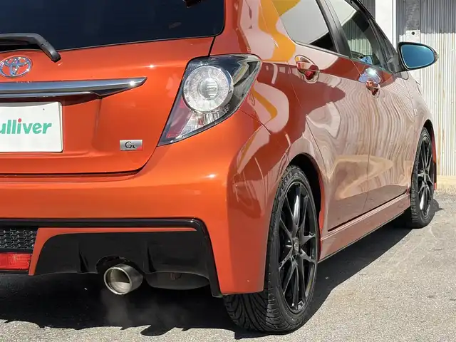 トヨタ ヴィッツ RS G’s スマートパッケージ 三重県 2017(平29)年 4.6万km オレンジM 登録時走行距離４５２２８km/ローダウン/トヨタセーフティセンスC/　・プリクラッシュセーフティ/　・レーンディパーチャーアラート/　・オートマチックハイビーム/　・先行車発進告知機能/ストラーダナビ/　・フルセグTV/　・Bluetooth/　・DVD/CD再生/　・録音機能/スマートキー/リアスポイラー/アイライン/LEDイルミネーションビーム/Gs17インチアルミホイール/ハーフレザーシート(フロントシートGsエンブレム付き)/革巻き(ステアリング・シフトノブ)/ステアリングスイッチ/パドルシフト/LEDヘッドライト/フォグライト/リアフォグライト /オートライト/オートリトラクタブルミラー/ウィンカーミラー/ドライブレコーダー/Gsフロアマット/ETC/プライバシーガラス/ドアバイザー/横滑り防止機能