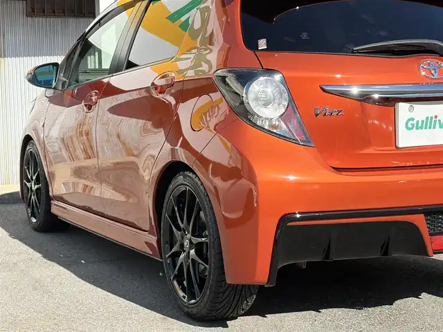 トヨタ ヴィッツ RS G’s スマートパッケージ 三重県 2017(平29)年 4.6万km オレンジM 登録時走行距離４５２２８km/ローダウン/トヨタセーフティセンスC/　・プリクラッシュセーフティ/　・レーンディパーチャーアラート/　・オートマチックハイビーム/　・先行車発進告知機能/ストラーダナビ/　・フルセグTV/　・Bluetooth/　・DVD/CD再生/　・録音機能/スマートキー/リアスポイラー/アイライン/LEDイルミネーションビーム/Gs17インチアルミホイール/ハーフレザーシート(フロントシートGsエンブレム付き)/革巻き(ステアリング・シフトノブ)/ステアリングスイッチ/パドルシフト/LEDヘッドライト/フォグライト/リアフォグライト /オートライト/オートリトラクタブルミラー/ウィンカーミラー/ドライブレコーダー/Gsフロアマット/ETC/プライバシーガラス/ドアバイザー/横滑り防止機能