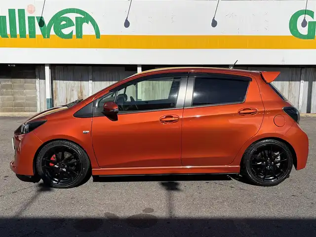 トヨタ ヴィッツ RS G’s スマートパッケージ 三重県 2017(平29)年 4.6万km オレンジM 登録時走行距離４５２２８km/ローダウン/トヨタセーフティセンスC/　・プリクラッシュセーフティ/　・レーンディパーチャーアラート/　・オートマチックハイビーム/　・先行車発進告知機能/ストラーダナビ/　・フルセグTV/　・Bluetooth/　・DVD/CD再生/　・録音機能/スマートキー/リアスポイラー/アイライン/LEDイルミネーションビーム/Gs17インチアルミホイール/ハーフレザーシート(フロントシートGsエンブレム付き)/革巻き(ステアリング・シフトノブ)/ステアリングスイッチ/パドルシフト/LEDヘッドライト/フォグライト/リアフォグライト /オートライト/オートリトラクタブルミラー/ウィンカーミラー/ドライブレコーダー/Gsフロアマット/ETC/プライバシーガラス/ドアバイザー/横滑り防止機能