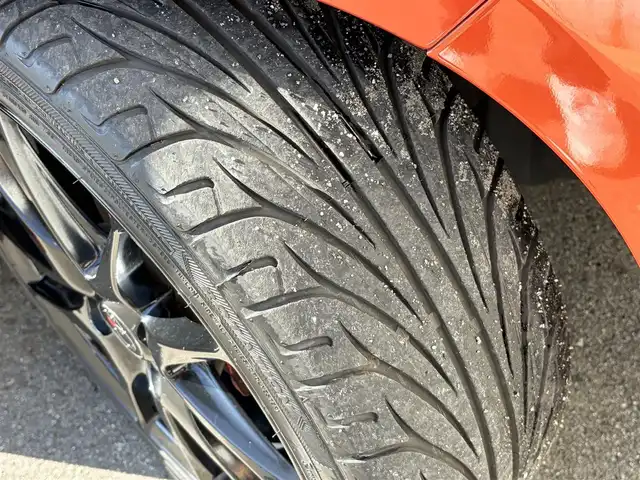 トヨタ ヴィッツ RS G’s スマートパッケージ 三重県 2017(平29)年 4.6万km オレンジM 登録時走行距離４５２２８km/ローダウン/トヨタセーフティセンスC/　・プリクラッシュセーフティ/　・レーンディパーチャーアラート/　・オートマチックハイビーム/　・先行車発進告知機能/ストラーダナビ/　・フルセグTV/　・Bluetooth/　・DVD/CD再生/　・録音機能/スマートキー/リアスポイラー/アイライン/LEDイルミネーションビーム/Gs17インチアルミホイール/ハーフレザーシート(フロントシートGsエンブレム付き)/革巻き(ステアリング・シフトノブ)/ステアリングスイッチ/パドルシフト/LEDヘッドライト/フォグライト/リアフォグライト /オートライト/オートリトラクタブルミラー/ウィンカーミラー/ドライブレコーダー/Gsフロアマット/ETC/プライバシーガラス/ドアバイザー/横滑り防止機能