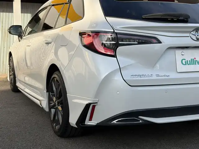 トヨタ カローラツーリング ダブルバイビー 三重県 2021(令3)年 4.6万km プラチナホワイトパールマイカ モデリスタ/　・フロント/　・サイド/　・リアアンダー/トヨタセーフティセンス/　・プリクラッシュセーフティ/　・レーントレーシングアシスト/　・ブラインドスポットモニター/　・クリアランスソナー/　・レーダークルーズコントロール/　・リアクロストラフィックアラート/　・パーキングサポートブレーキ/　・ロードサインアシスト/　・オートハイビーム/純正ナビ/　・AppleCarPlay/　・AndroidAuto/　・Bluetooth/　・フルセグTV/　・ミラキャスト/　・DVD/CD再生/　・USB/純正デジタルインナーミラー/バックガイドカメラ/スポーツモード/プッシュスタート/ハーフレザーシート/D/N席シートヒーター/革巻きステアリング/ステアリングヒーター/ステアリングスイッチ/LEDヘッドライト/LEDフォグライト/オートライト/オートリトラクタブルミラー/ウィンカーミラー/ビルトインETC2.0/ドライブレコーダー前後/後部座席充電用USBポートx２/スペアタイヤ/プライバシーガラス/ドアバイザー/ルーフアンテナ/純正フロアマット/横滑り防止機能/サイド/カーテン/ニーエアバック