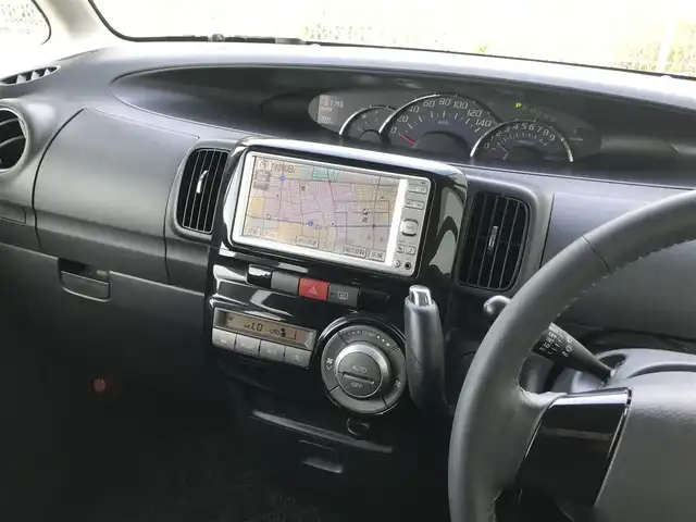 ダイハツ タント カスタム X 栃木県 2011(平23)年 6.2万km ブラックマイカメタリック (株)IDOMが運営する【じしゃロン小山店】の自社ローン対象車両になります。こちらは現金ご利用時の価格です。/自社ローンご希望の方は別途その旨お申付け下さい。//禁煙車/純正フルセグナビ/（CD/DVD/AM/FMラジオ）/スマートキー/片側パワースライドドア/電動格納ドアミラー/パワーウインドウ