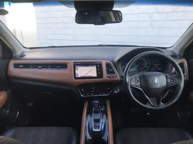 ホンダ ヴェゼル ハイブリッド Z 栃木県 2015(平27)年 9.9万km ホワイトオーキッドパール (株)IDOMが運営する【じしゃロン小山店】の自社ローン対象車両になります。こちらは現金ご利用時の価格です。/自社ローンご希望の方は別途その旨お申付け下さい。//禁煙車/純正フルセグナビ/（CD/DVD/AM/FMラジオ）/(Bluetooth)/スマートキー/プッシュスタート/バックカメラ/ＥＴＣ/クルーズコントロール/シティブレーキアクティブシステム/ルーフレール/シートヒーター/チップアップシート/パドルシフト/ステアリングリモコン/電動格納ドアミラー/パワーウインドウ/オートライト/自動防眩ミラー