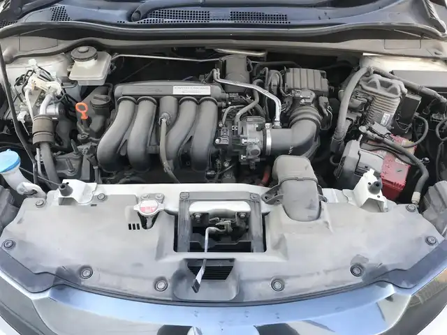 ホンダ ヴェゼル ハイブリッド Z 栃木県 2015(平27)年 9.9万km ホワイトオーキッドパール (株)IDOMが運営する【じしゃロン小山店】の自社ローン対象車両になります。こちらは現金ご利用時の価格です。/自社ローンご希望の方は別途その旨お申付け下さい。//禁煙車/純正フルセグナビ/（CD/DVD/AM/FMラジオ）/(Bluetooth)/スマートキー/プッシュスタート/バックカメラ/ＥＴＣ/クルーズコントロール/シティブレーキアクティブシステム/ルーフレール/シートヒーター/チップアップシート/パドルシフト/ステアリングリモコン/電動格納ドアミラー/パワーウインドウ/オートライト/自動防眩ミラー