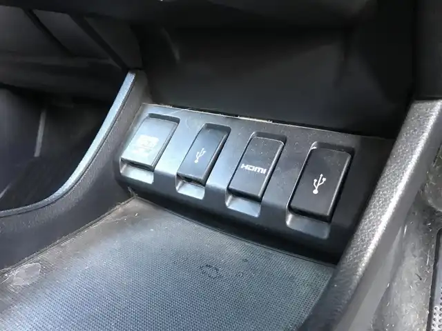 ホンダ ヴェゼル ハイブリッド Z 栃木県 2015(平27)年 9.9万km ホワイトオーキッドパール (株)IDOMが運営する【じしゃロン小山店】の自社ローン対象車両になります。こちらは現金ご利用時の価格です。/自社ローンご希望の方は別途その旨お申付け下さい。//禁煙車/純正フルセグナビ/（CD/DVD/AM/FMラジオ）/(Bluetooth)/スマートキー/プッシュスタート/バックカメラ/ＥＴＣ/クルーズコントロール/シティブレーキアクティブシステム/ルーフレール/シートヒーター/チップアップシート/パドルシフト/ステアリングリモコン/電動格納ドアミラー/パワーウインドウ/オートライト/自動防眩ミラー