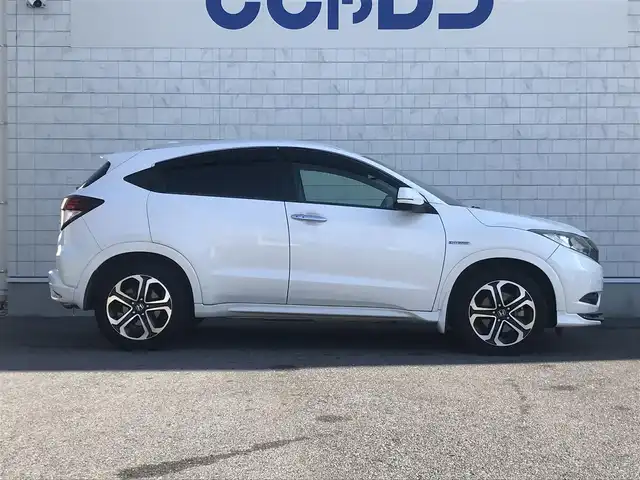 ホンダ ヴェゼル ハイブリッド Z 栃木県 2015(平27)年 9.9万km ホワイトオーキッドパール (株)IDOMが運営する【じしゃロン小山店】の自社ローン対象車両になります。こちらは現金ご利用時の価格です。/自社ローンご希望の方は別途その旨お申付け下さい。//禁煙車/純正フルセグナビ/（CD/DVD/AM/FMラジオ）/(Bluetooth)/スマートキー/プッシュスタート/バックカメラ/ＥＴＣ/クルーズコントロール/シティブレーキアクティブシステム/ルーフレール/シートヒーター/チップアップシート/パドルシフト/ステアリングリモコン/電動格納ドアミラー/パワーウインドウ/オートライト/自動防眩ミラー