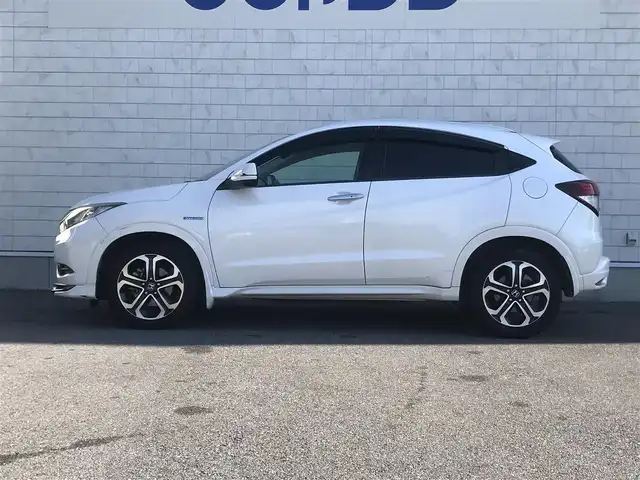 ホンダ ヴェゼル ハイブリッド Z 栃木県 2015(平27)年 9.9万km ホワイトオーキッドパール (株)IDOMが運営する【じしゃロン小山店】の自社ローン対象車両になります。こちらは現金ご利用時の価格です。/自社ローンご希望の方は別途その旨お申付け下さい。//禁煙車/純正フルセグナビ/（CD/DVD/AM/FMラジオ）/(Bluetooth)/スマートキー/プッシュスタート/バックカメラ/ＥＴＣ/クルーズコントロール/シティブレーキアクティブシステム/ルーフレール/シートヒーター/チップアップシート/パドルシフト/ステアリングリモコン/電動格納ドアミラー/パワーウインドウ/オートライト/自動防眩ミラー