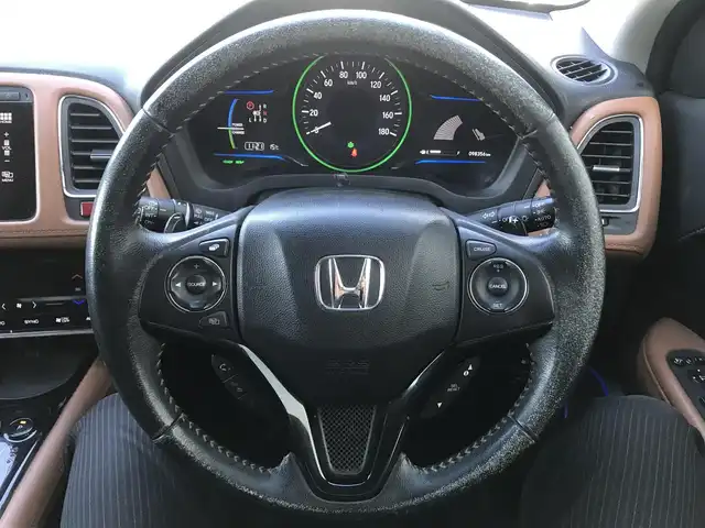 ホンダ ヴェゼル ハイブリッド Z 栃木県 2015(平27)年 9.9万km ホワイトオーキッドパール (株)IDOMが運営する【じしゃロン小山店】の自社ローン対象車両になります。こちらは現金ご利用時の価格です。/自社ローンご希望の方は別途その旨お申付け下さい。//禁煙車/純正フルセグナビ/（CD/DVD/AM/FMラジオ）/(Bluetooth)/スマートキー/プッシュスタート/バックカメラ/ＥＴＣ/クルーズコントロール/シティブレーキアクティブシステム/ルーフレール/シートヒーター/チップアップシート/パドルシフト/ステアリングリモコン/電動格納ドアミラー/パワーウインドウ/オートライト/自動防眩ミラー