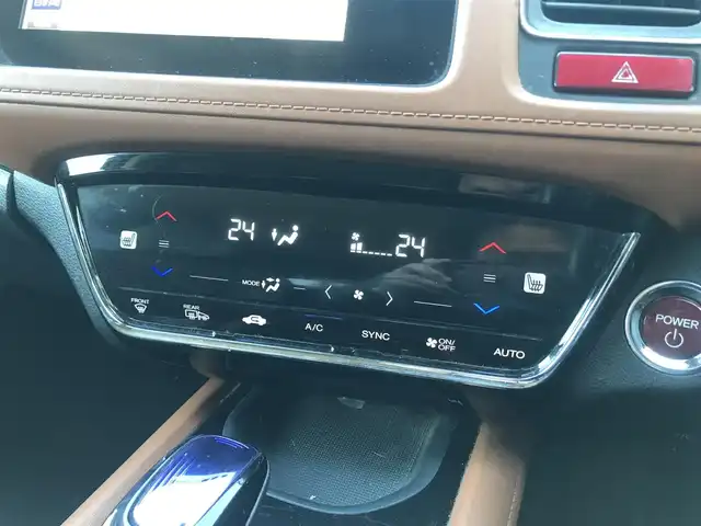 ホンダ ヴェゼル ハイブリッド Z 栃木県 2015(平27)年 9.9万km ホワイトオーキッドパール (株)IDOMが運営する【じしゃロン小山店】の自社ローン対象車両になります。こちらは現金ご利用時の価格です。/自社ローンご希望の方は別途その旨お申付け下さい。//禁煙車/純正フルセグナビ/（CD/DVD/AM/FMラジオ）/(Bluetooth)/スマートキー/プッシュスタート/バックカメラ/ＥＴＣ/クルーズコントロール/シティブレーキアクティブシステム/ルーフレール/シートヒーター/チップアップシート/パドルシフト/ステアリングリモコン/電動格納ドアミラー/パワーウインドウ/オートライト/自動防眩ミラー