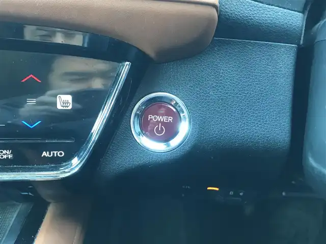 ホンダ ヴェゼル ハイブリッド Z 栃木県 2015(平27)年 9.9万km ホワイトオーキッドパール (株)IDOMが運営する【じしゃロン小山店】の自社ローン対象車両になります。こちらは現金ご利用時の価格です。/自社ローンご希望の方は別途その旨お申付け下さい。//禁煙車/純正フルセグナビ/（CD/DVD/AM/FMラジオ）/(Bluetooth)/スマートキー/プッシュスタート/バックカメラ/ＥＴＣ/クルーズコントロール/シティブレーキアクティブシステム/ルーフレール/シートヒーター/チップアップシート/パドルシフト/ステアリングリモコン/電動格納ドアミラー/パワーウインドウ/オートライト/自動防眩ミラー