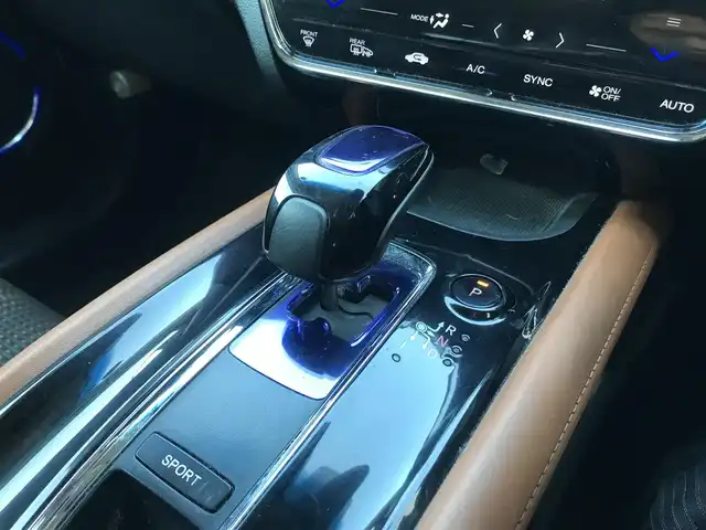 ホンダ ヴェゼル ハイブリッド Z 栃木県 2015(平27)年 9.9万km ホワイトオーキッドパール (株)IDOMが運営する【じしゃロン小山店】の自社ローン対象車両になります。こちらは現金ご利用時の価格です。/自社ローンご希望の方は別途その旨お申付け下さい。//禁煙車/純正フルセグナビ/（CD/DVD/AM/FMラジオ）/(Bluetooth)/スマートキー/プッシュスタート/バックカメラ/ＥＴＣ/クルーズコントロール/シティブレーキアクティブシステム/ルーフレール/シートヒーター/チップアップシート/パドルシフト/ステアリングリモコン/電動格納ドアミラー/パワーウインドウ/オートライト/自動防眩ミラー