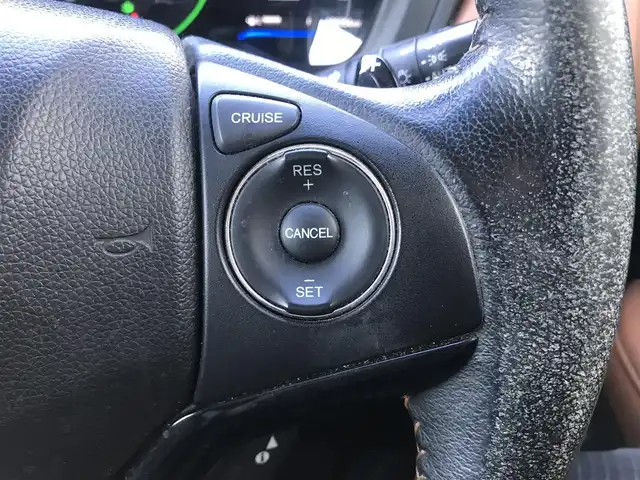 ホンダ ヴェゼル ハイブリッド Z 栃木県 2015(平27)年 9.9万km ホワイトオーキッドパール (株)IDOMが運営する【じしゃロン小山店】の自社ローン対象車両になります。こちらは現金ご利用時の価格です。/自社ローンご希望の方は別途その旨お申付け下さい。//禁煙車/純正フルセグナビ/（CD/DVD/AM/FMラジオ）/(Bluetooth)/スマートキー/プッシュスタート/バックカメラ/ＥＴＣ/クルーズコントロール/シティブレーキアクティブシステム/ルーフレール/シートヒーター/チップアップシート/パドルシフト/ステアリングリモコン/電動格納ドアミラー/パワーウインドウ/オートライト/自動防眩ミラー