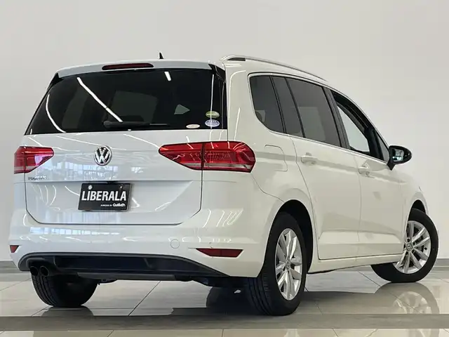 フォルクスワーゲン ゴルフ トゥーラン TSI コンフォートライン 岡山県 2018(平30)年 4.3万km ピュアホワイト VW純正ナビ/リアカメラ/ACC/アップルカープレイ/アンドロイドオート/ルーコンソール/フルセグTV/アイドリングストップ/オートライト/フロントアシスト（プリクラッシュブレーキ）/疲労検知システム/プロアクティブ・オキュパントプロテクション/オートワイパー/ESC/ブレーキAH