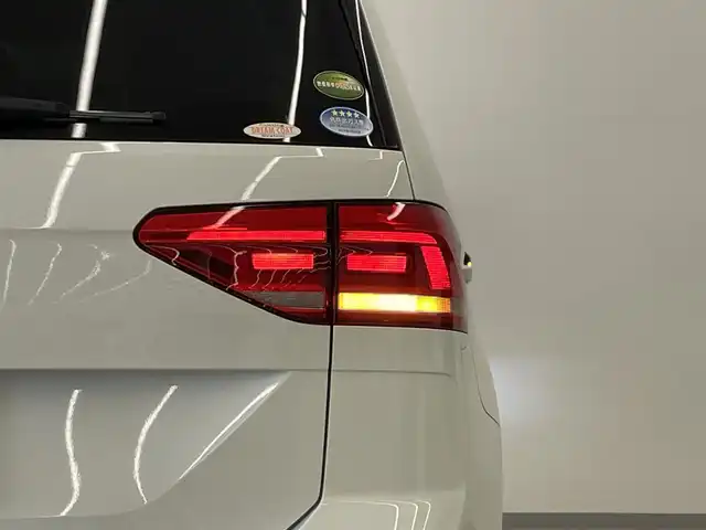 フォルクスワーゲン ゴルフ トゥーラン TSI コンフォートライン 岡山県 2018(平30)年 4.3万km ピュアホワイト VW純正ナビ/リアカメラ/ACC/アップルカープレイ/アンドロイドオート/ルーコンソール/フルセグTV/アイドリングストップ/オートライト/フロントアシスト（プリクラッシュブレーキ）/疲労検知システム/プロアクティブ・オキュパントプロテクション/オートワイパー/ESC/ブレーキAH