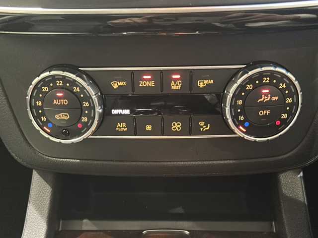 メルセデス・ベンツ ＧＬＳ３５０ｄ 4マチックスポーツ 新潟県 2016(平28)年 3.5万km ダイヤモンドホワイト パノラミックスライディングルーフ/ダウンヒルスピードレギュレーション/AIRマティックサスペンション/・INDIV/SPORT/COMFORT/SNOW/Offroad/COMANDシステム/・８インチワイドディスプレイ/・HDDナビゲーション/・フルセグ/DVD/CD/USB/Bluetooth/・AppleCarPlay/ETC2.0/360°カメラシステム/サイドビューカメラ/パーキングアシストリアビューカメラ/レーダーセーフティパッケージ/・飛出し検知機能付きブレーキアシスト/・被害軽減ブレーキ付後方衝突警告システム/・PRE-SAFEブレーキ/・アクティイブレーンキープアシスト/・アクティブブラインドスポットモニター/・ディストロニック・プラス/・チャイルドセーフティシートセンサー（助手席）/LEDコーナリングライト/温冷機能付カップホルダー（前席）/３ゾーンクライメートコントロール/ナッパレザーシート/シートヒーター（1列目/2列目）