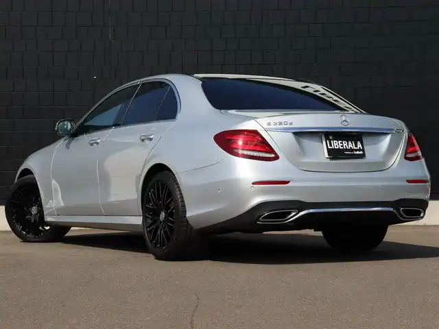 メルセデス・ベンツ Ｅ２２０ｄ アバンギャルド スポーツ 宮城県 2017(平29)年 7万km イリジウムシルバー レーダーセーフティパッケージ/レザーエクスクルーシブパッケージ/エアバランスパッケージ/パノラマサンルーフ/Burmesterサウンド/アダプティブクルーズコントロール/レーンキープアシスト/リモートパーキングアシスト/黒革シート/ヘッドアップディスプレイ/純正HDDナビ(BT/USB/CarPlay/AndoidAuto)/全方位カメラ/フルセグＴＶ/パワーシート(D・N)/シートヒーター(D・N)/LEDライト/オートライト/オートハイビーム/ETC/ドライブレコーダー(前方のみ)/キーレスゴー