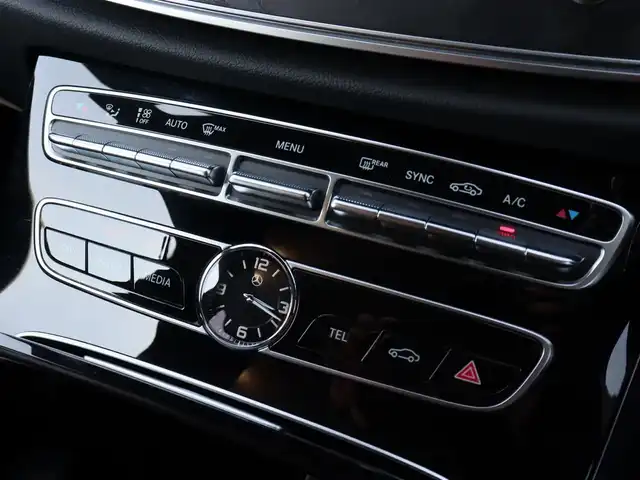 メルセデス・ベンツ Ｅ２２０ｄ アバンギャルド スポーツ 宮城県 2017(平29)年 7万km イリジウムシルバー レーダーセーフティパッケージ/レザーエクスクルーシブパッケージ/エアバランスパッケージ/パノラマサンルーフ/Burmesterサウンド/アダプティブクルーズコントロール/レーンキープアシスト/リモートパーキングアシスト/黒革シート/ヘッドアップディスプレイ/純正HDDナビ(BT/USB/CarPlay/AndoidAuto)/全方位カメラ/フルセグＴＶ/パワーシート(D・N)/シートヒーター(D・N)/LEDライト/オートライト/オートハイビーム/ETC/ドライブレコーダー(前方のみ)/キーレスゴー