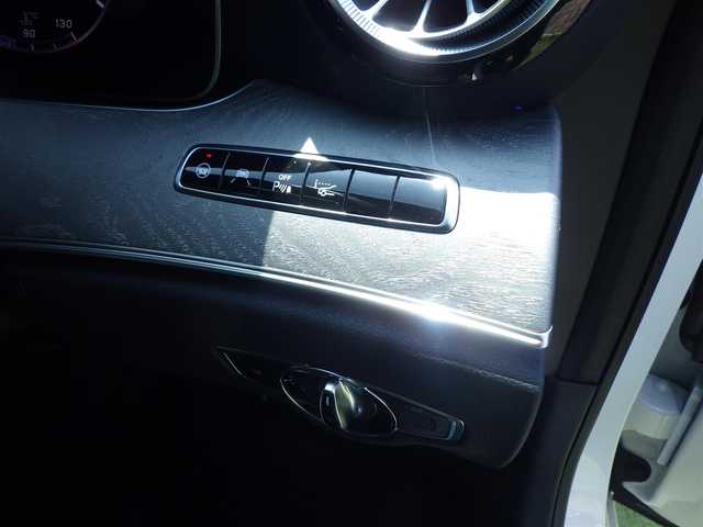 メルセデス・ベンツ ＣＬＳ２２０ｄ スポーツ エクスクルーシブPKG 千葉県 2018(平30)年 3.8万km ダイヤモンドホワイト アクティブブレーキアシスト/アクティブレーンキープアシスト/ブラインドスポットアシスト/アテンションアシスト/パノラミックスライディングルーフ/ブラックレザーシート/前席パワーシート/エアシート/シートヒーター/ブルメスター/パフュームアトマイザー/ディストロニック/パワートランクリッド/純正ナビ/地デジTV/【Apple CarPlay　Android Auto対応】/【Bluetooth接続】/360°カメラ/リバース連動ドアミラー（左）/ドライブレコーダー/革巻きステアリング/ステアリングスイッチ/パドルシフト/ETC（2.0）/LEDヘッドライト/フォグライト/ウインカーミラー/パークトロニック/純正19インチアルミホイル/サイド/カーテンエアバッグ/キーレスゴー