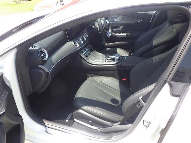 メルセデス・ベンツ ＣＬＳ２２０ｄ スポーツ エクスクルーシブPKG 千葉県 2018(平30)年 3.8万km ダイヤモンドホワイト アクティブブレーキアシスト/アクティブレーンキープアシスト/ブラインドスポットアシスト/アテンションアシスト/パノラミックスライディングルーフ/ブラックレザーシート/前席パワーシート/エアシート/シートヒーター/ブルメスター/パフュームアトマイザー/ディストロニック/パワートランクリッド/純正ナビ/地デジTV/【Apple CarPlay　Android Auto対応】/【Bluetooth接続】/360°カメラ/リバース連動ドアミラー（左）/ドライブレコーダー/革巻きステアリング/ステアリングスイッチ/パドルシフト/ETC（2.0）/LEDヘッドライト/フォグライト/ウインカーミラー/パークトロニック/純正19インチアルミホイル/サイド/カーテンエアバッグ/キーレスゴー