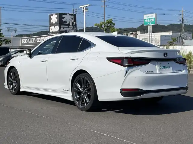 レクサス ＥＳ 300h Fスポーツ 岡山県 2019(令1)年 7.5万km ホワイトノーヴァガラスフレーク 登録時走行距離74703km/TRDエアロ/純正12.3インチナビ/フルセグTV(AM.FM.CD.DVD.TV.BT)/サンルーフ/バックカメラ/ETC2.0/ブラインドスポットモニター/デジタルインナーミラー/シートヒーター/エアシート/クリアランスソナー/衝突軽減ブレーキ/レーダークルーズコントロール/レーンキープアシスト/オートマチックハイビーム/アイドリングストップ/19インチ純正AW/純正フロアマット