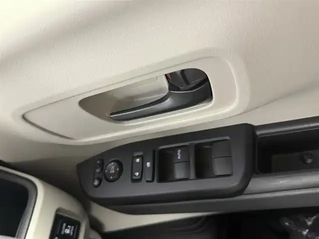 ホンダ Ｎ ＢＯＸ 愛知県 2024(令6)年 0.3万km クリスタルブラックパール ワンオーナー/ホンダセンシング/　・衝突軽減ブレーキ/　・先行車発進お知らせ機能/　・歩行者事故低減ステアリング/　・路外逸脱抑制機能/　・標識認識機能/　・渋滞追従機能付アダプティブクルーズコントロール/　・線維持支援システム/　・誤発進抑制機能/　・後方誤発進抑制機能/　・近距離衝突軽減ブレーキ/　・急アクセル抑制機能/　・パーキングセンサーシステム/　・オートハイビーム/ホンダコネクトGathers9インチナビ/　（Bluetooth/フルセグTV/CD/DVD/USB）/バックカメラ/ETC/両側パワースライドドア/シートヒーター/ドライブレコーダー/純正フロアマット/ロールサンシェード/オートライト/スマートキー/電子パーキング/オートホールド/後席テーブル