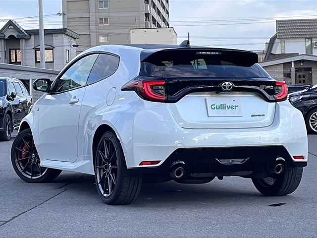 トヨタ ＧＲヤリス RZ ハイパフォーマンス 道北・旭川 2020(令2)年 6万km プラチナホワイトパールマイカ ・4WD/・禁煙車/・JBLサウンド/・純正BBS製18インチアルミホイール/・カーボン調ルーフ/・TRDフロントスポイラー/・冷却スプレー機能付き空冷インタークーラー/・GRロゴ入りブレーキキャリパー/・純正ディスプレイオーディオナビ/ BT/USB/フルセグ/・トヨタセーフティセンス/・PCS/・LTA/・BSM/・ACC/・HUD/・クリアランスソナー /・アイドリングストップ/・オートハイビーム/・オートライト/・LEDヘッドライト/・フォグライト /・ハーフレザー/・オートリトラミラー /・オートワイパー/・ミラーヒーター /・ビルトインETC2.0/・ドライブレコーダー/・純正フロアマット