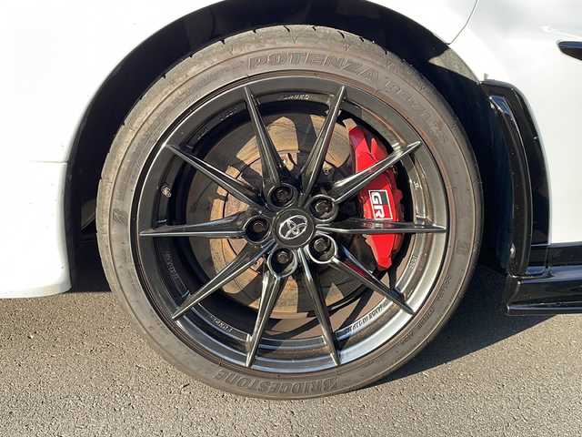 トヨタ ＧＲヤリス RZ ハイパフォーマンス 道北・旭川 2020(令2)年 6万km プラチナホワイトパールマイカ ・4WD/・禁煙車/・JBLサウンド/・純正BBS製18インチアルミホイール/・カーボン調ルーフ/・TRDフロントスポイラー/・冷却スプレー機能付き空冷インタークーラー/・GRロゴ入りブレーキキャリパー/・純正ディスプレイオーディオナビ/ BT/USB/フルセグ/・トヨタセーフティセンス/・PCS/・LTA/・BSM/・ACC/・HUD/・クリアランスソナー /・アイドリングストップ/・オートハイビーム/・オートライト/・LEDヘッドライト/・フォグライト /・ハーフレザー/・オートリトラミラー /・オートワイパー/・ミラーヒーター /・ビルトインETC2.0/・ドライブレコーダー/・純正フロアマット