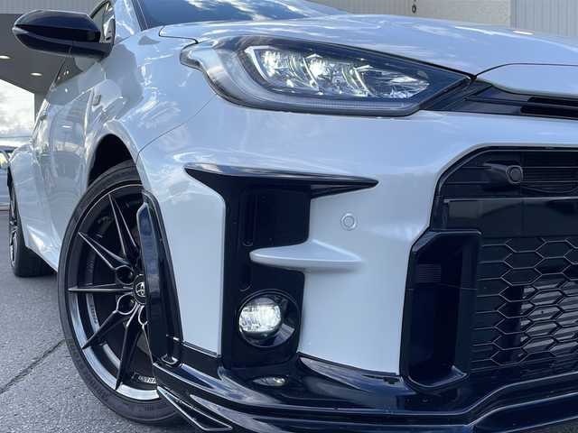 トヨタ ＧＲヤリス RZ ハイパフォーマンス 道北・旭川 2020(令2)年 6万km プラチナホワイトパールマイカ ・4WD/・禁煙車/・JBLサウンド/・純正BBS製18インチアルミホイール/・カーボン調ルーフ/・TRDフロントスポイラー/・冷却スプレー機能付き空冷インタークーラー/・GRロゴ入りブレーキキャリパー/・純正ディスプレイオーディオナビ/ BT/USB/フルセグ/・トヨタセーフティセンス/・PCS/・LTA/・BSM/・ACC/・HUD/・クリアランスソナー /・アイドリングストップ/・オートハイビーム/・オートライト/・LEDヘッドライト/・フォグライト /・ハーフレザー/・オートリトラミラー /・オートワイパー/・ミラーヒーター /・ビルトインETC2.0/・ドライブレコーダー/・純正フロアマット