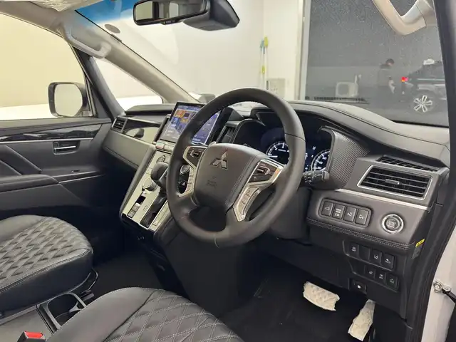 三菱 デリカＤ：５ ブラックエディション 滋賀県 2025(令7)年 0.1千km ホワイトダイヤモンド 届出済み未使用車/ALPINE11インチナビ/【Bluetooth/CD/DVD/フルセグTV】/レザーシート/両側パワースライドドア/全方位カメラ/追従クルーズコントロール/ブラインドスポットモニタリング/LEDヘッドライト/オートマチックハイビーム/D席パワーシート/D/Nシートヒーター/ステアリングヒーター/パワーバックドア/AC100V電源/電動パーキングブレーキ/オートブレーキホールド/パドルシフト/プッシュスタート/スマートキー/ステアリングリモコン