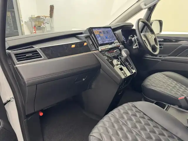 三菱 デリカＤ：５ ブラックエディション 滋賀県 2025(令7)年 0.1千km ホワイトダイヤモンド 届出済み未使用車/ALPINE11インチナビ/【Bluetooth/CD/DVD/フルセグTV】/レザーシート/両側パワースライドドア/全方位カメラ/追従クルーズコントロール/ブラインドスポットモニタリング/LEDヘッドライト/オートマチックハイビーム/D席パワーシート/D/Nシートヒーター/ステアリングヒーター/パワーバックドア/AC100V電源/電動パーキングブレーキ/オートブレーキホールド/パドルシフト/プッシュスタート/スマートキー/ステアリングリモコン