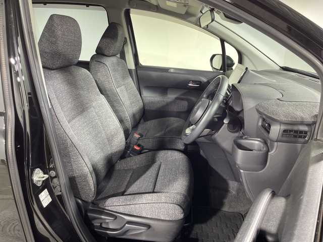 トヨタ シエンタ Z 神奈川県 2022(令4)年 2.5万km ブラック 純正8型ディスプレイオーディオ/AM　FM　Bluetooth　USB　MiraCast/バックカメラ/純正後席フリップダウンモニター/レーンディパーチャアラート/ブラインドスポットモニター/プリクラッシュセーフティ/プロアクティブドライビングアシスト/前後クリアランスソナー/リヤクロストラフィックアラート/パーキングサポートブレーキ/ロードサインアシスト/レーダークルーズコントロール/ビルトインETC2.0/革巻きステアリング/ステアリングスイッチ/純正フロアマット/スマートキー/ドアバイザー/LEDヘッドライト/オートライト/オートハイビーム/電動格納ミラー