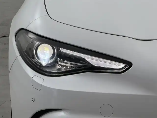 アルファロメオ ジュリア クアドリフォリオ 福岡県 2018(平30)年 1.6万km 白 純正８．８型ディスプレイオーディオ　/バックカメラ　/ハーマンカードン　/追従クルーズコントロール　/コーナーセンサー　/衝突軽減ブレーキ　/レーンキープ　/アクセル踏み間違い防止　/ブラインドスポットモニター　/パドルシフト　/純正１９インチＡＷ/ＬＥＤヘッドライト